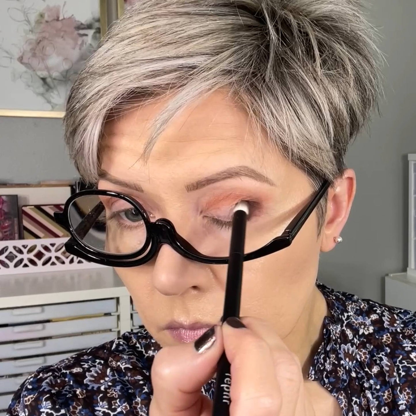MAKEUP READER™ | ZIE WEER ELK DETAIL